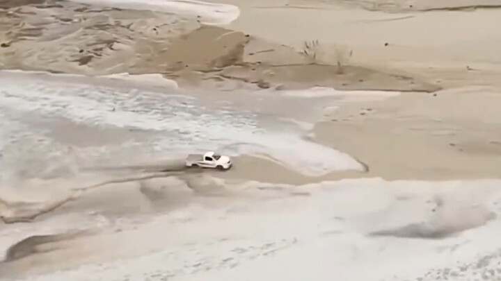 Both the owner and the car are total pros—this off-road capability is next-level!