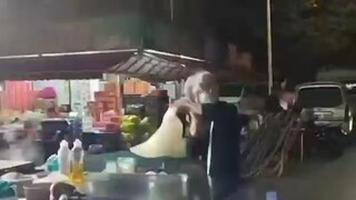 قام البائع بتقليد كاي شوكون وهو يبيع الكعك، وكعكات إيكون الطائرة