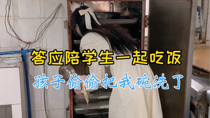 وعدتُ اليوم بأن أتناول الطعام مع الأطفال، وعندما رأيتهم يأكلون بشهية كبيرة دون أي تبذير، شعرتُ أن كل