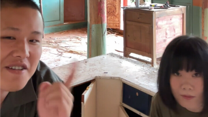 Dengan harga sewa bulanan lebih dari tiga ribu, saya menyewa sebuah halaman tua seluas empat ratus m