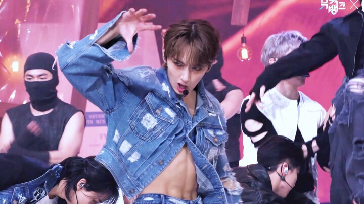 His enviable abs and physique—let’s appreciate the expressive acting skills of this child actor! Fro