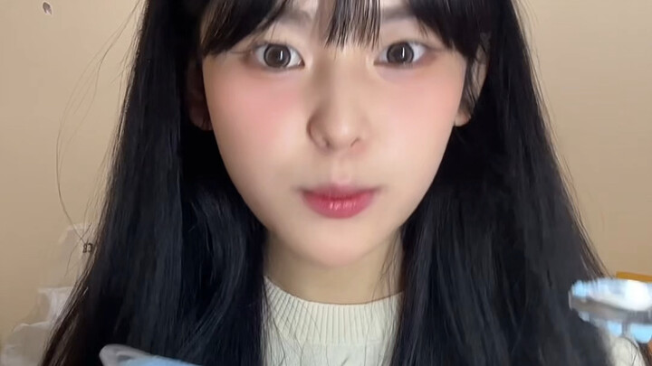 สาวหูหนวกดื่มด่ำกับการกินโยเกิร์ตแบบแห้งจนสำลัก～