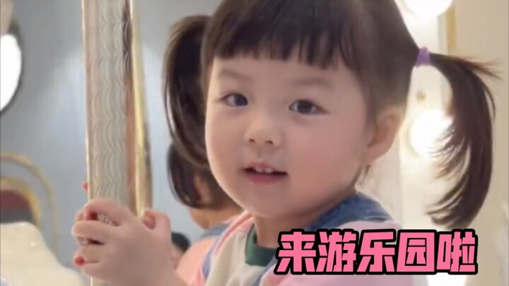 A bright smile—another happy day! Keep growing up happily like this.