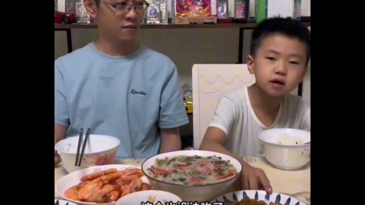 Bố hỏi “món này có ngon không”, bé đã sớm cảm nhận được sự hiểm ác của xã hội