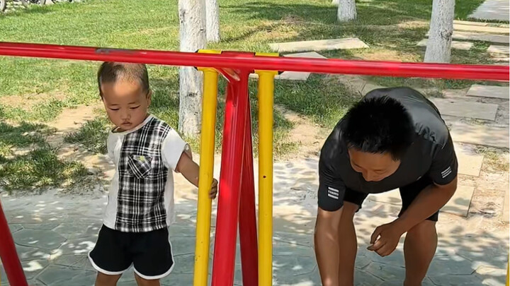 Vợ bảo tôi mỗi ngày phải đi 30 nghìn bước, may mà tôi nhanh trí!