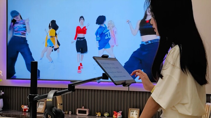 Sesama cewek yang mulai belajar nyanyi K-pop sendiri saat nggak lagi nari