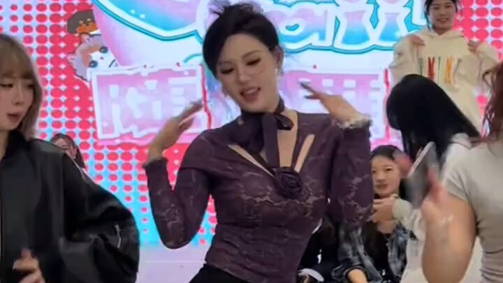 戴眼镜就是不一般～艺艺☁️