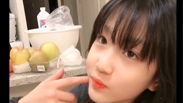 Little Qianqian gets all the love! So… did Mei Zi not save a single strawberry from that box for the