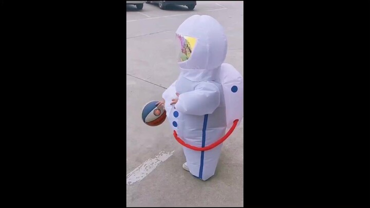 "Bunga terindah di padang rumput adalah Sarlang merah menyala"