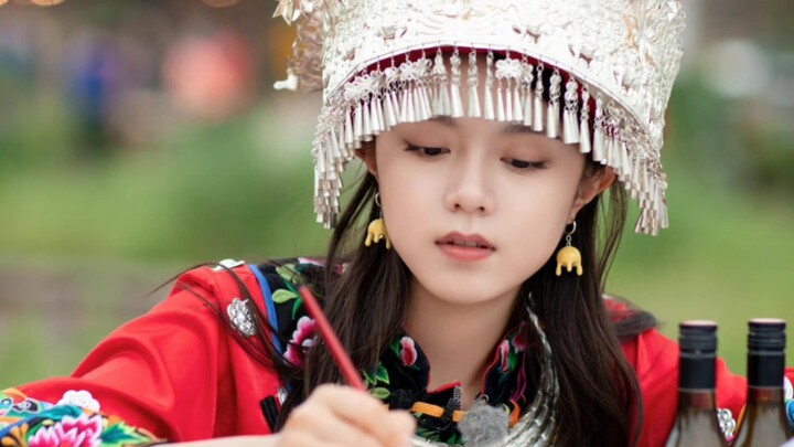 可爱开朗的苗族少女