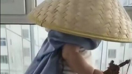 "Gadis yang dulu membuat orang lain merasa tertekan kini telah menjadi pacar orang lain"