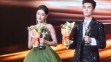 Dilraba dan Wu Lei menerima penghargaan di panggung yang sama, membantu mendapatkan piala, menunjukk