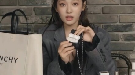 Ningning keeps dropping her earphones again and again!