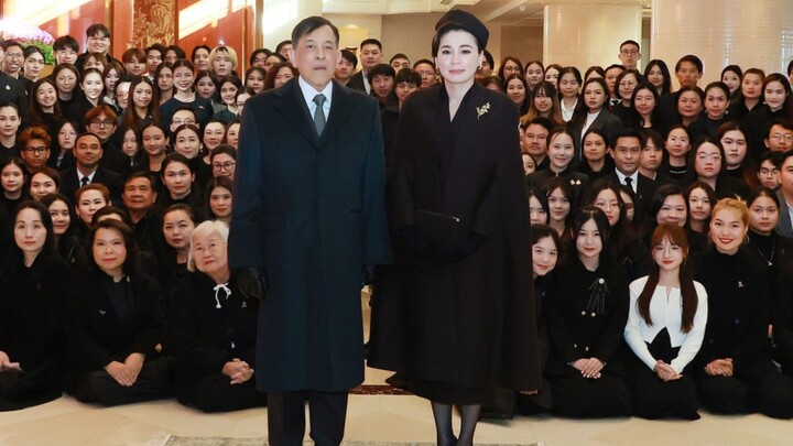 พระมหากษัตริย์และพระราชินีแห่งไทยทรงต้อนรับคณะผู้ติดตาม พร้อมทั้งทรงแสดงพระราชอิริยาบถคุกเข่ากราบไหว