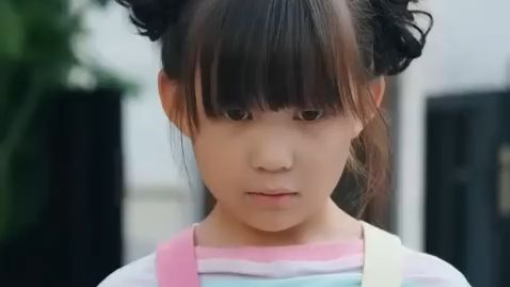 Dicemooh sebagai pembawa sial dan ditinggalkan, gadis itu dibawa pulang miliarder