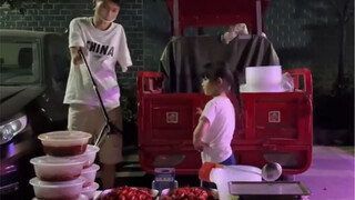 Hari ini, saya dan putri saya memasak 30 kilogram udang karang dan melanjutkan penjualannya. Kami be