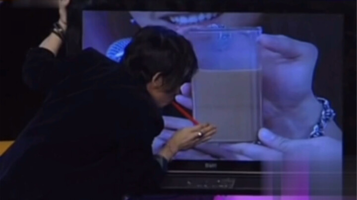 Unveiling Liu Qian’s trick of drinking milk mid-air—turns out it’s this simple!