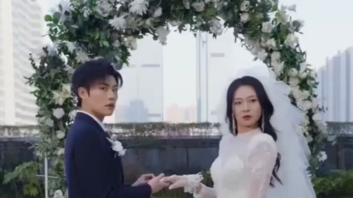 คู่รักกลับมาในวันแต่งงานอีกครั้ง