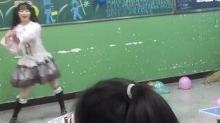 ! ! Seorang siswa sekolah dasar Miao Xiaomiao (palsu) benar-benar menarikan lingkaran cinta di pesta