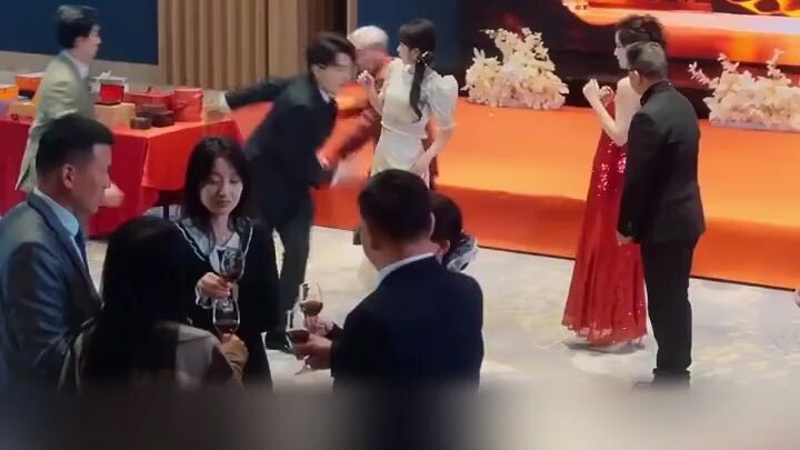 Ju Hao Tong & Shi Xiao Ye..Wanita Palsu Berani Menantang Dewi Kelinci, Tapi Malah Dirina Di Depan Um