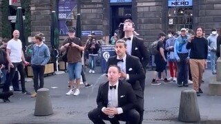 英国爱丁堡街头的“人体喷泉”表演...他们是怎么做到不笑场的？