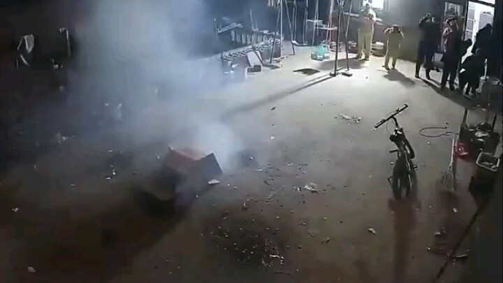 Pháo hoa đổ, túp lều nổ tung!