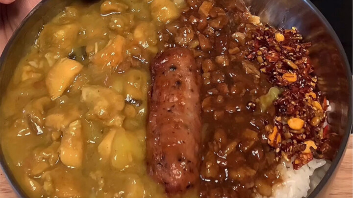 ไส้กรอกพริกไทยดำกรอบที่เติมชีวิตให้กับข้าวยำ