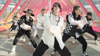 Chị gái tôi thật tuyệt vời! Cô gái Nga biểu diễn ca khúc "Cherry Bomb" của NCT 127 trên phố [MAD Dan