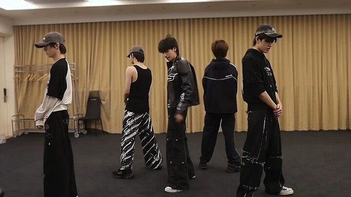 Hãy nghe xem thế nào mới gọi là nhóm nhạc nam: tiếng bước chân đều tăm tắp đến mức khó tin!