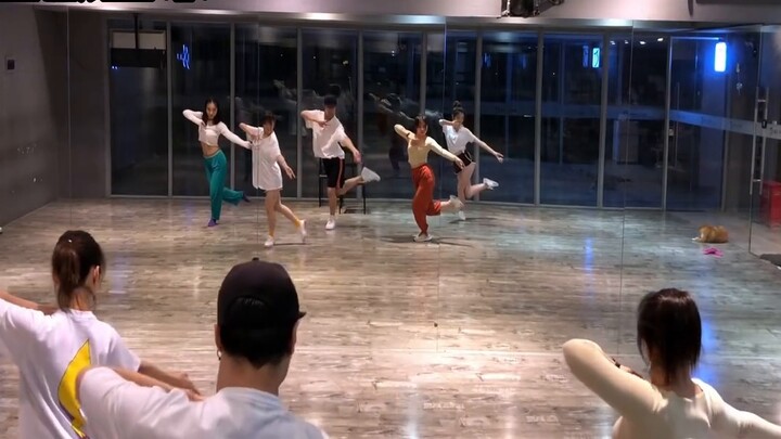 【Bai Xiaobai】สอนเต้นแจ๊สสไตล์จีนในเพลง "Qing Ping Le"