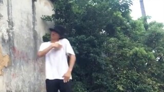 There are masters among the people. This guy dances amazingly.