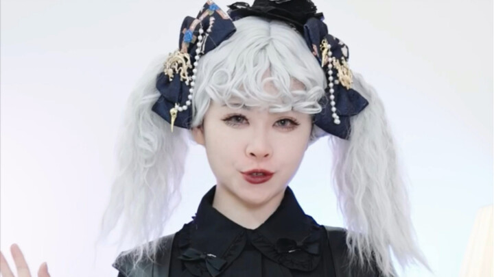 Lolita dengan tali bahu yang cukup unik