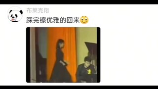 في الحفل الموسيقي المدرسي، كان الناس في الصفوف الأولى يمارسون الفن، بينما الثلاثة في الكواليس كانوا 