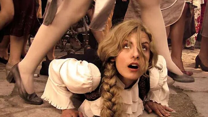 当全世界只剩下一个男人时，80岁老头不仅被当成宝，还要被迫打扑克！搞笑猛片《魔幻女儿国》