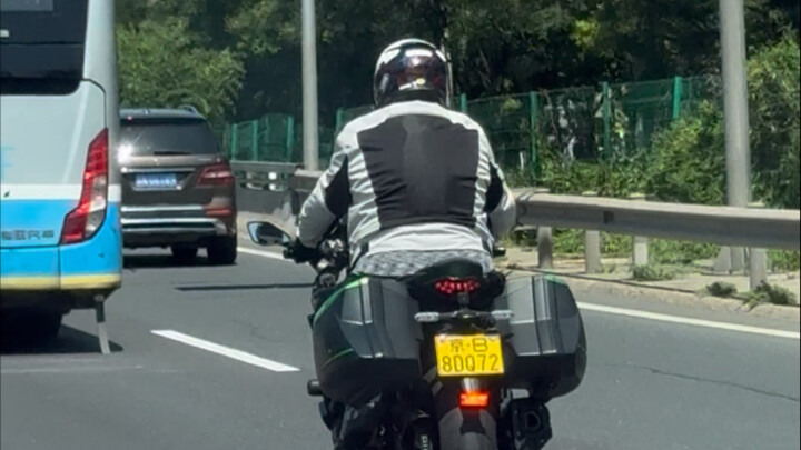 On the way, I ran into a biker who strictly followed traffic rules and was fully equipped with safet