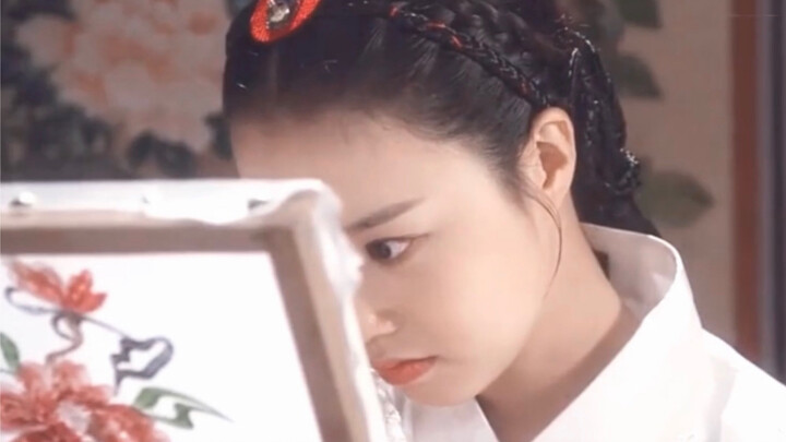 No wonder she’s the queen of girl-on-girl CPs in South Korea—this sweet, adorable girl is irresistib