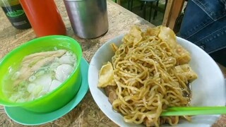 makan mie ayam