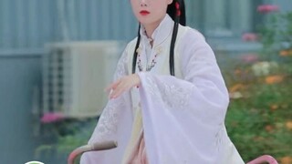 有种黛玉倒拔垂杨柳的美感！！！#娱乐评论大赏 #林黛玉  #搞笑 #搞笑视频 #夏日娱评嘉年华