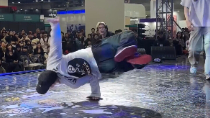 Stylish Crew Coordination & Epic Moves in This Street Dance Battle!