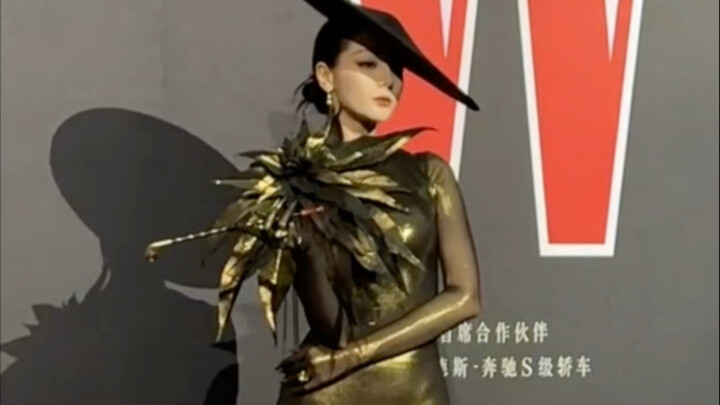 Runway look on Black models VS Runway look on actress Dilraba Dilmurat