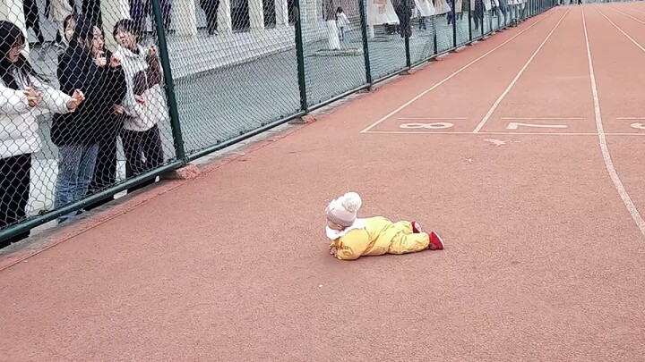 A little kid's daily routine! The baby loses himself amidst repeated cries of "Ah ah ah."