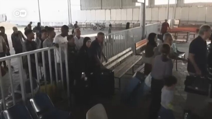 NOTICIAS EN 5minutos- CIENTOS SALEN DE GAZA !!