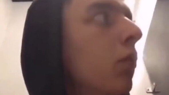 Chú chuột Mickey đánh anh vịt Donald à?