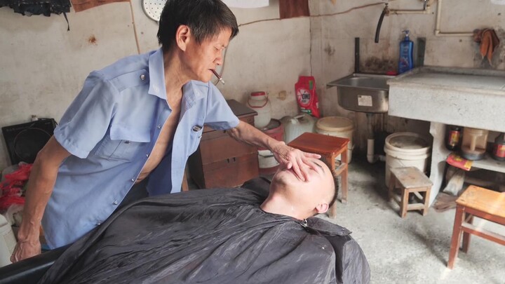 فني الصيانة يأخذك في تجربة عملية حلاقة الشعر في الثمانينيات، بأسلوب احترافي للغاية