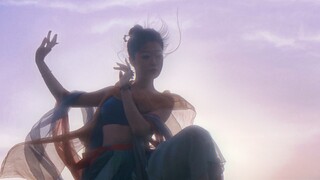 Tôi thấy những ngọn núi xanh thật quyến rũ. Tôi nghĩ những ngọn núi xanh cũng nên nhìn tôi như vậy.