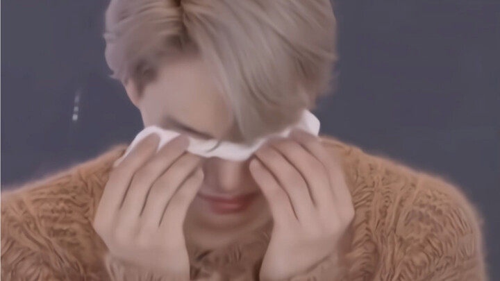 “KAI này, cậu phải cẩn thận với những người dễ khóc đó.”