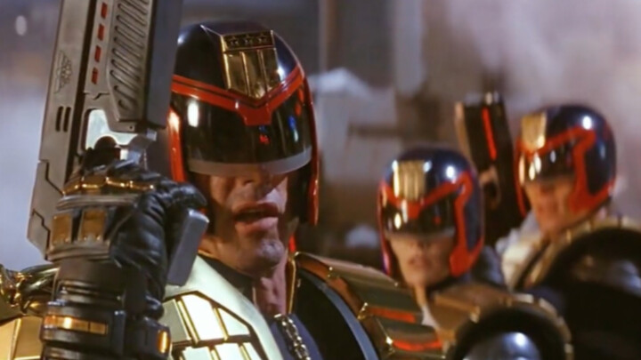 Phim ảnh: Tương lai Trái Đất biến thành vùng đất hoang tàn, 800 triệu người chen chúc trong một thàn