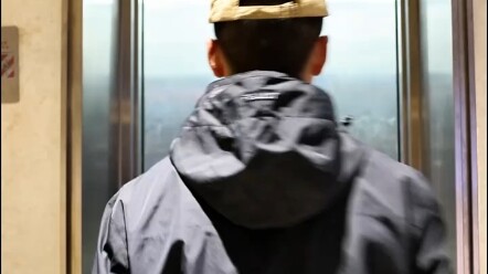 การเปลี่ยนชุดในลิฟต์ของนักเรียนโรงเรียนทหาร