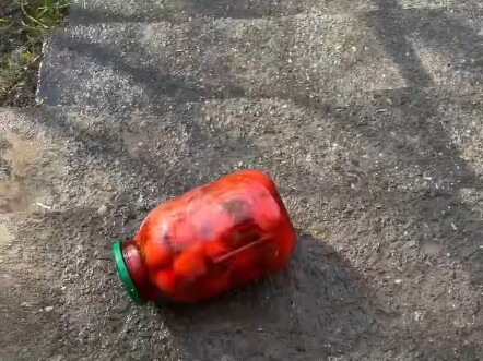 Khoảnh khắc giải áp khi lăn chai xuống cầu thang