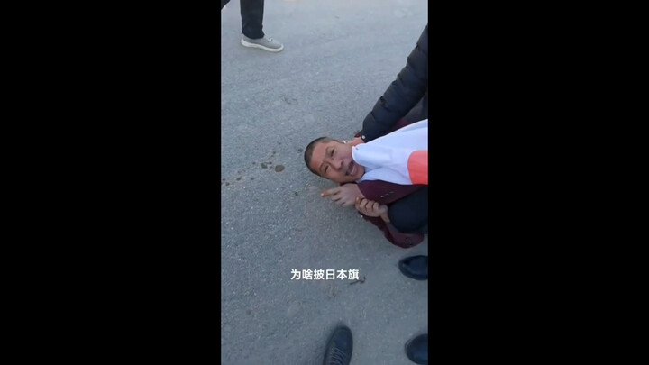 A man draped in the Japanese national flag 🇯🇵 roamed the streets and was mobbed by a crowd!
